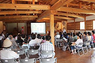 松本城鉄砲蔵見学会の様子